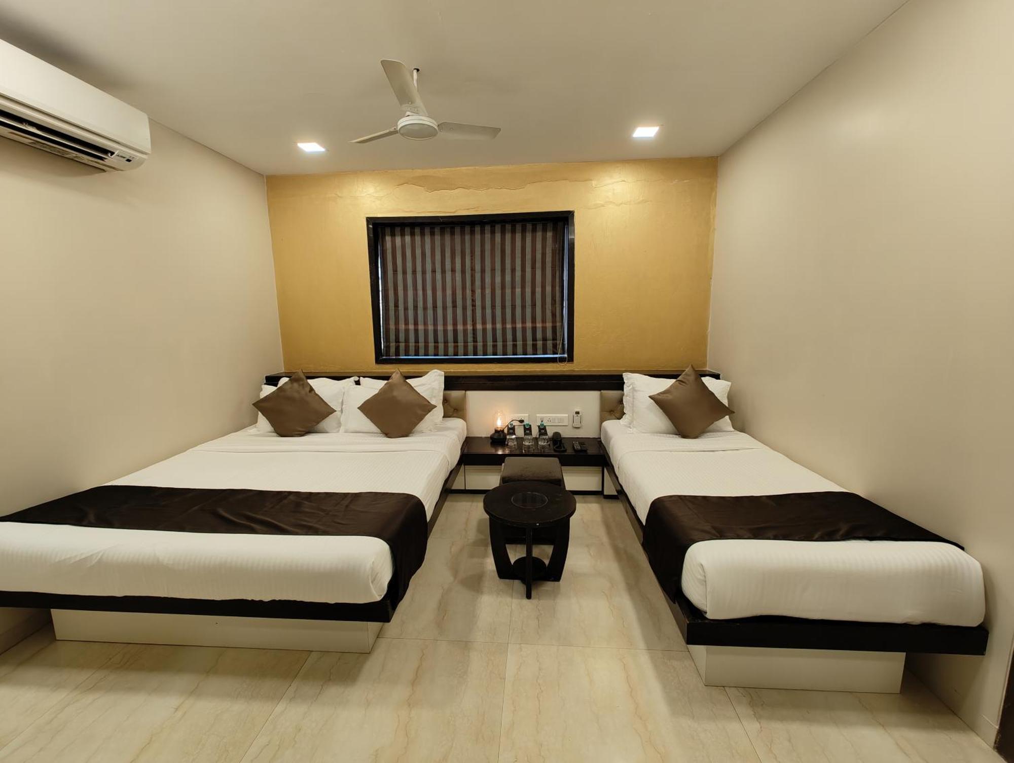 The Majlis Hotel - Colaba Bombay Esterno foto
