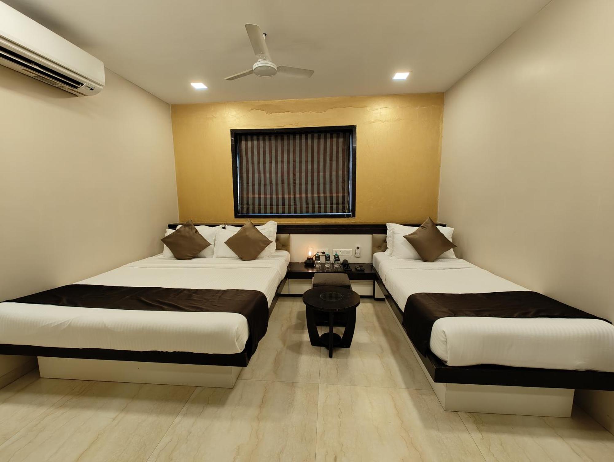 The Majlis Hotel - Colaba Bombay Esterno foto