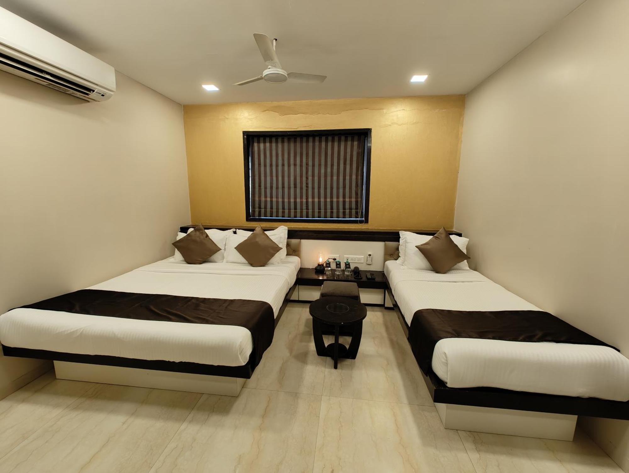 The Majlis Hotel - Colaba Bombay Esterno foto