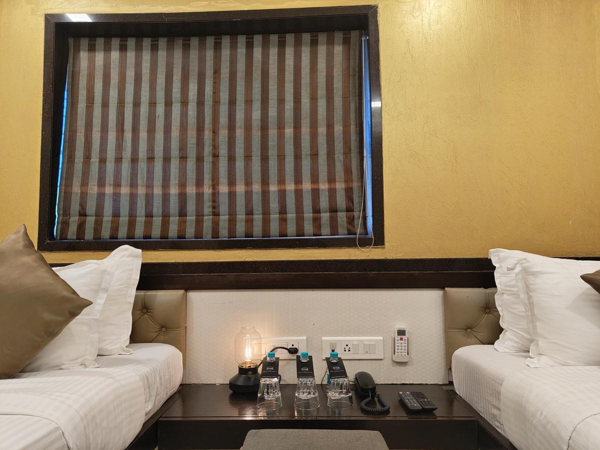 The Majlis Hotel - Colaba Bombay Esterno foto