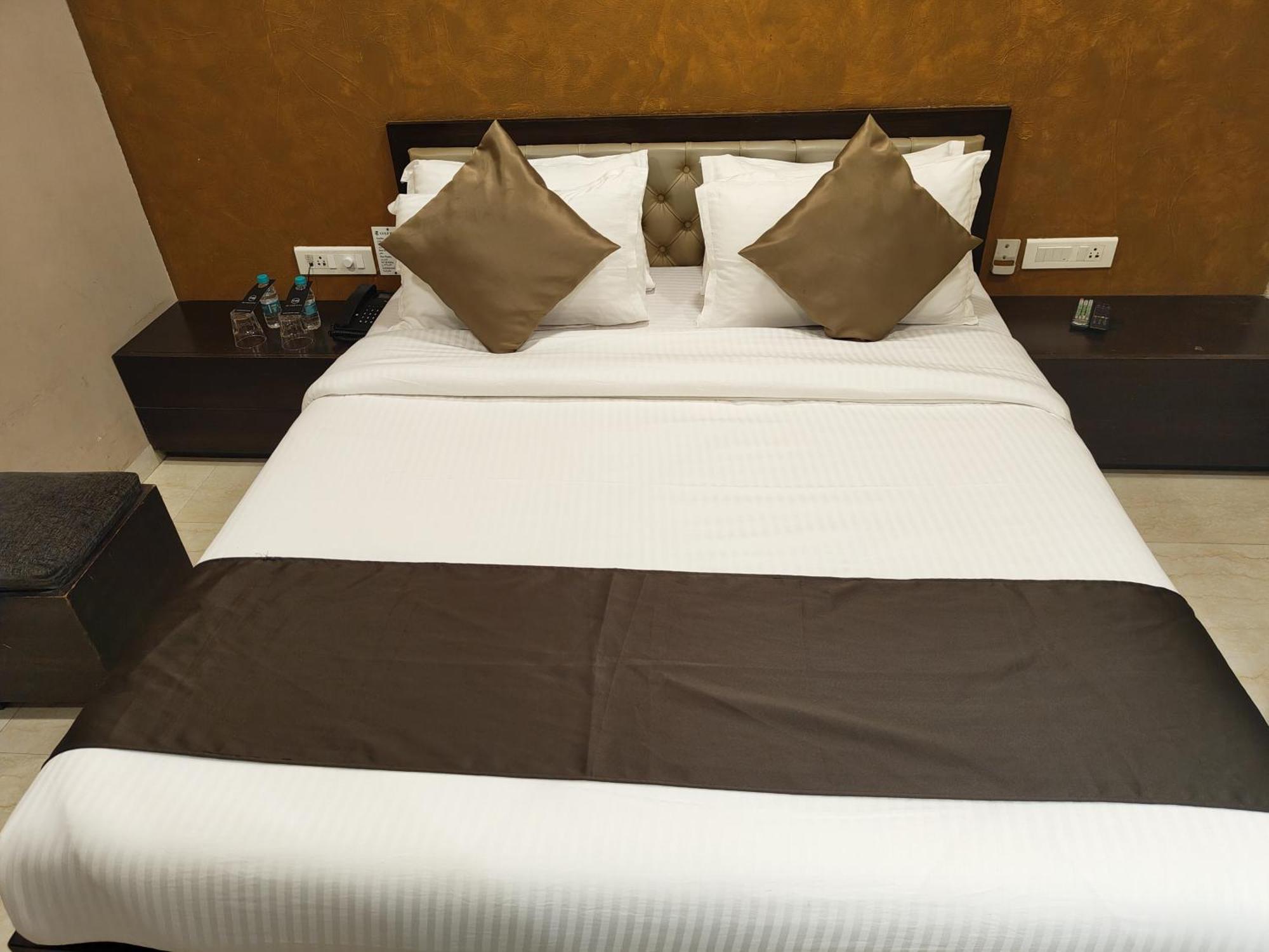 The Majlis Hotel - Colaba Bombay Esterno foto