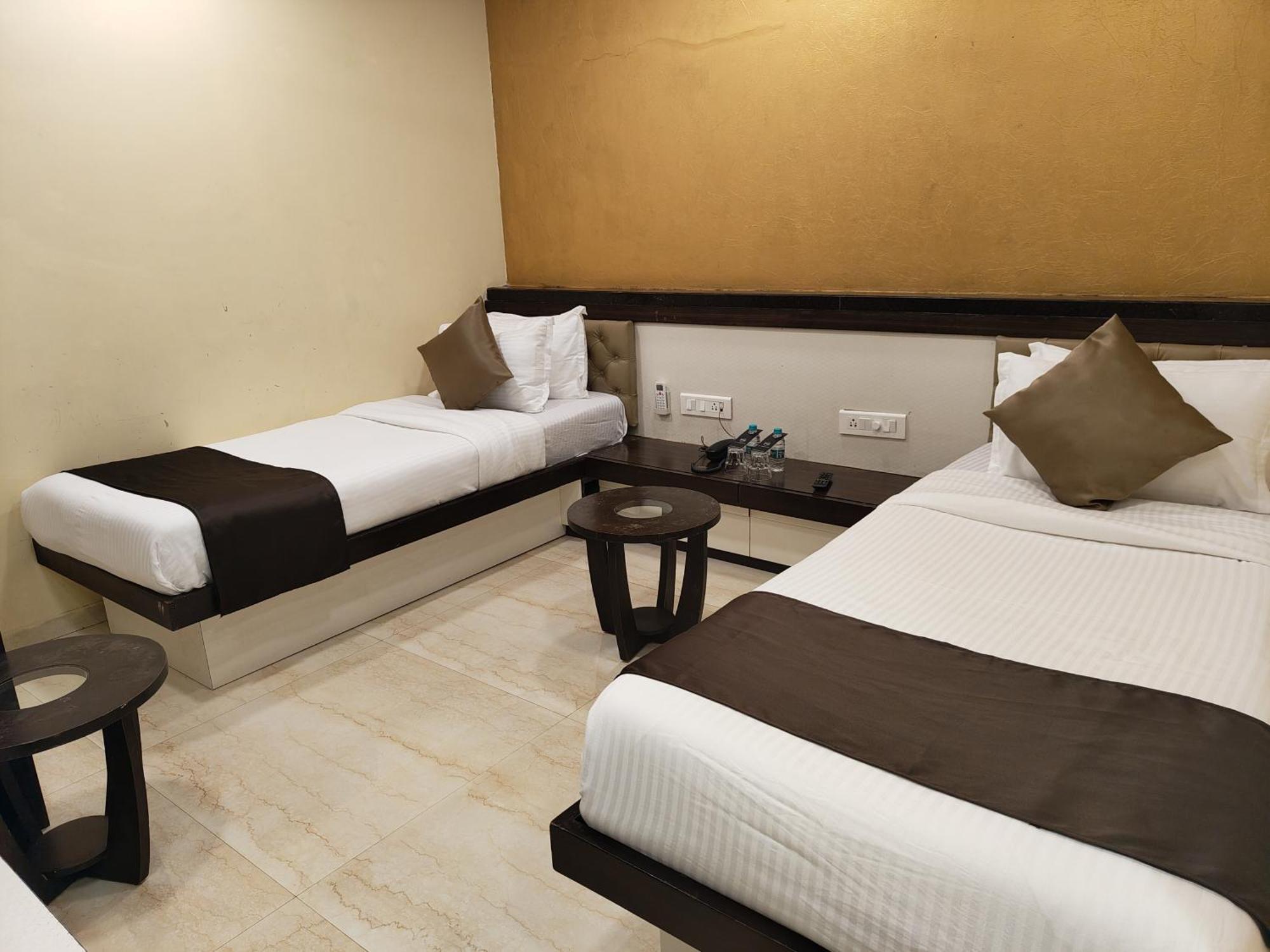 The Majlis Hotel - Colaba Bombay Esterno foto