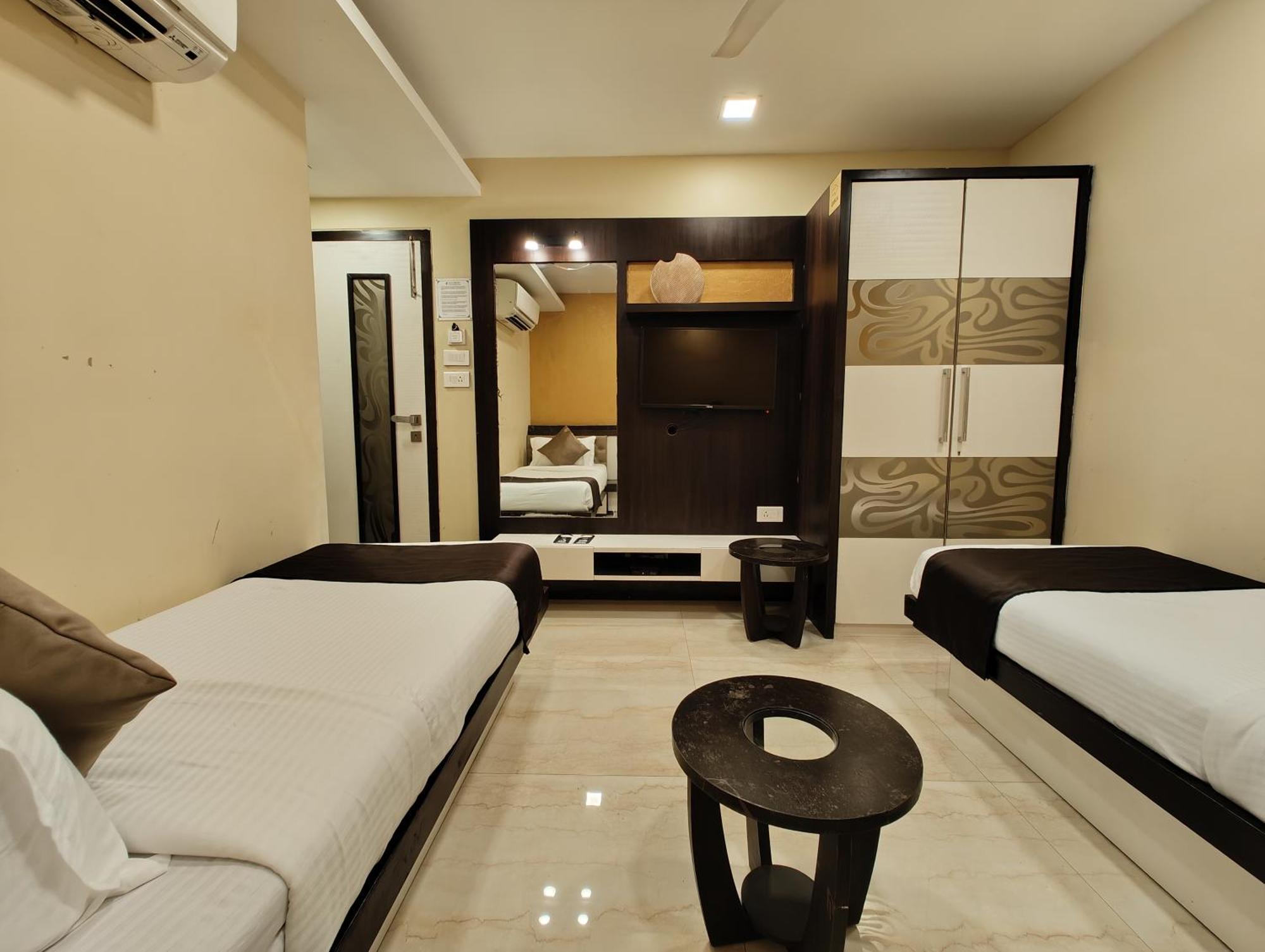 The Majlis Hotel - Colaba Bombay Esterno foto