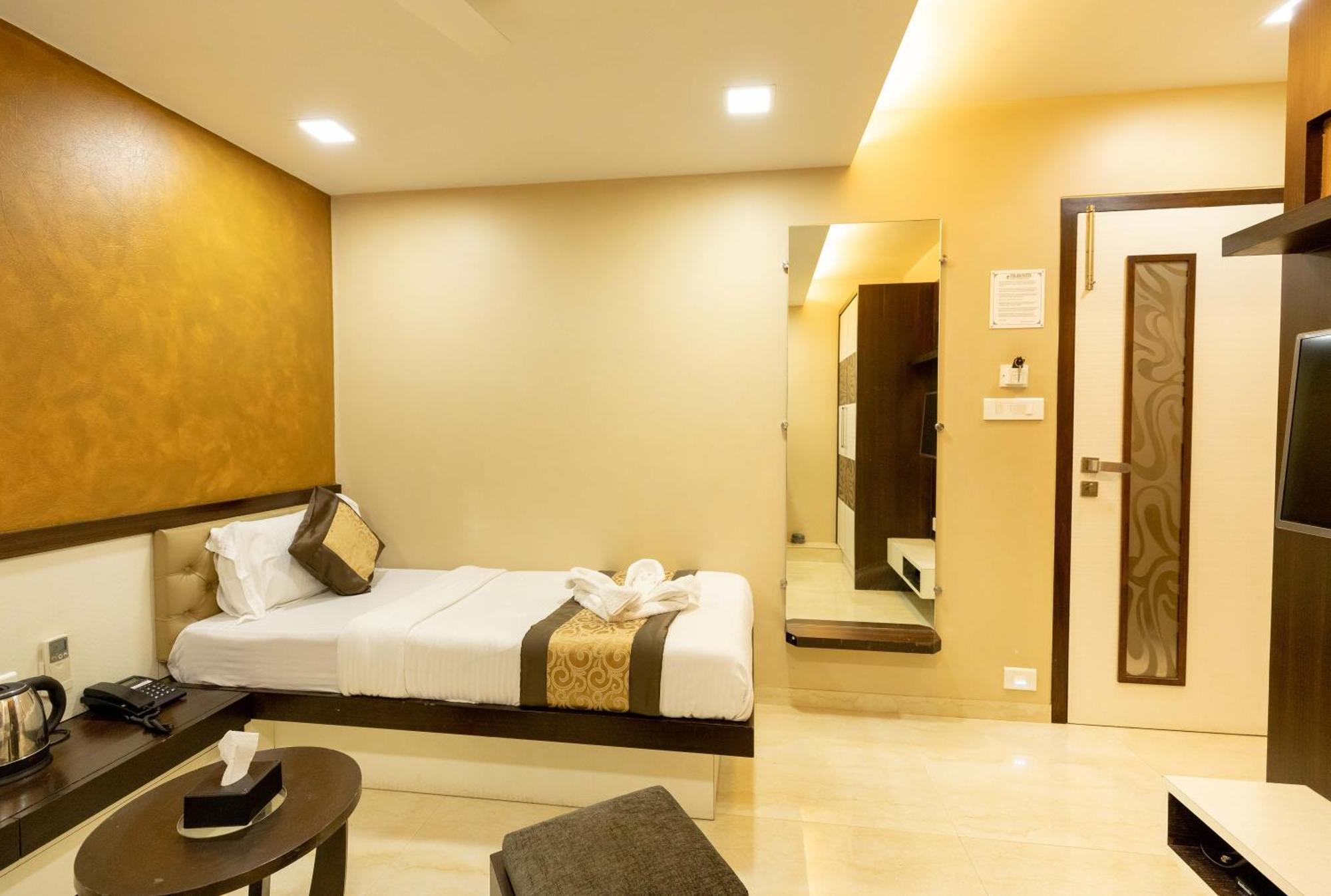 The Majlis Hotel - Colaba Bombay Esterno foto