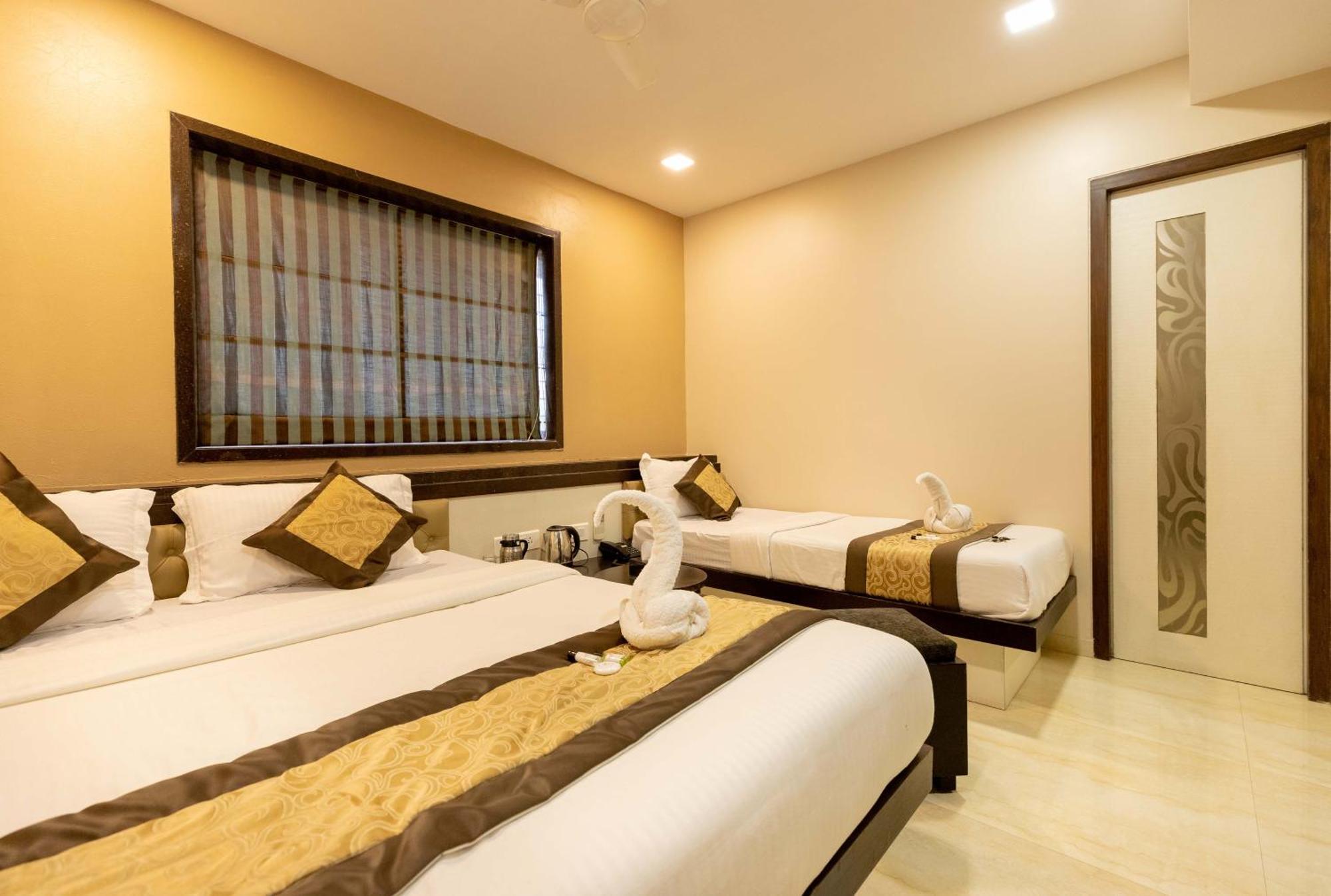 The Majlis Hotel - Colaba Bombay Esterno foto