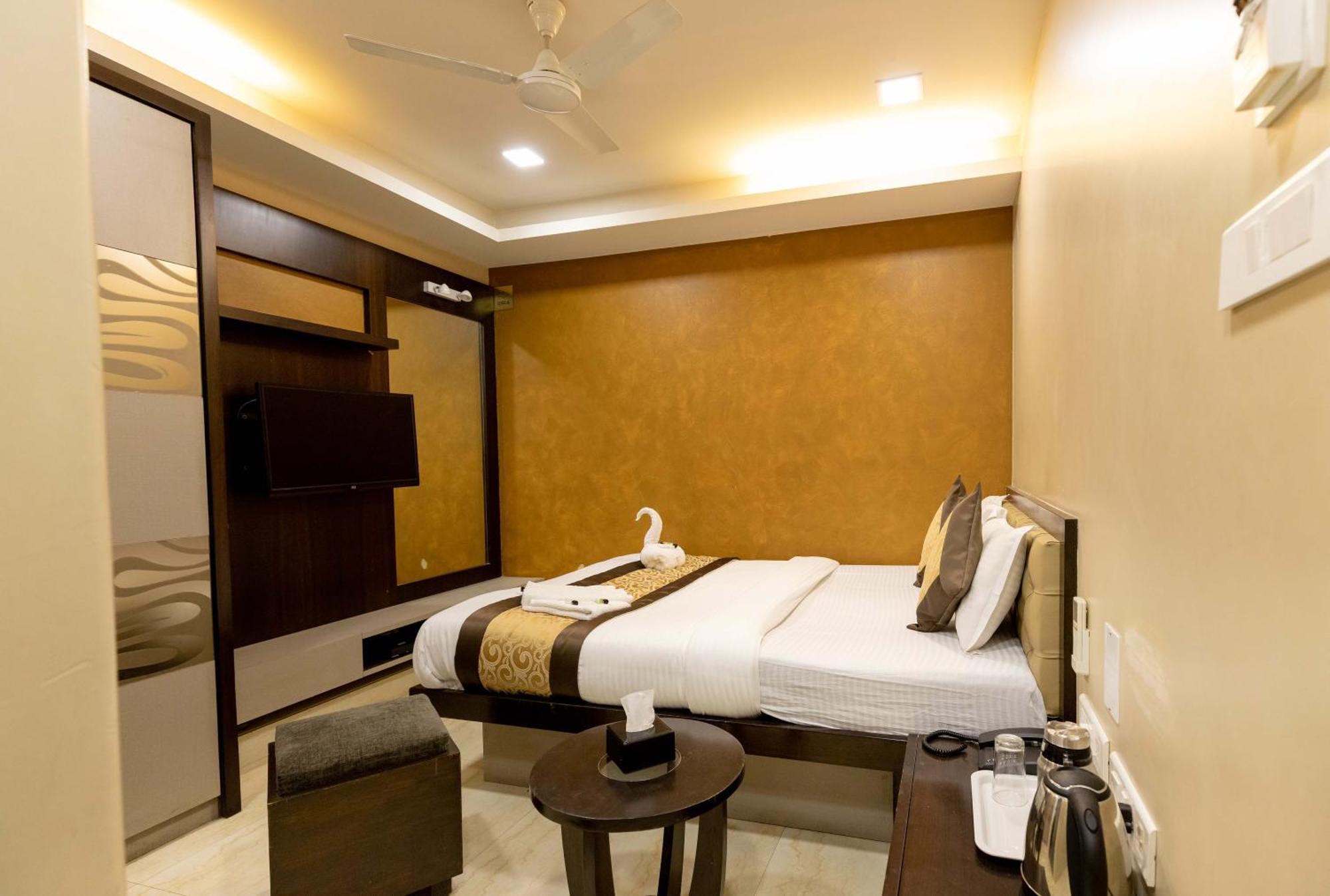 The Majlis Hotel - Colaba Bombay Esterno foto