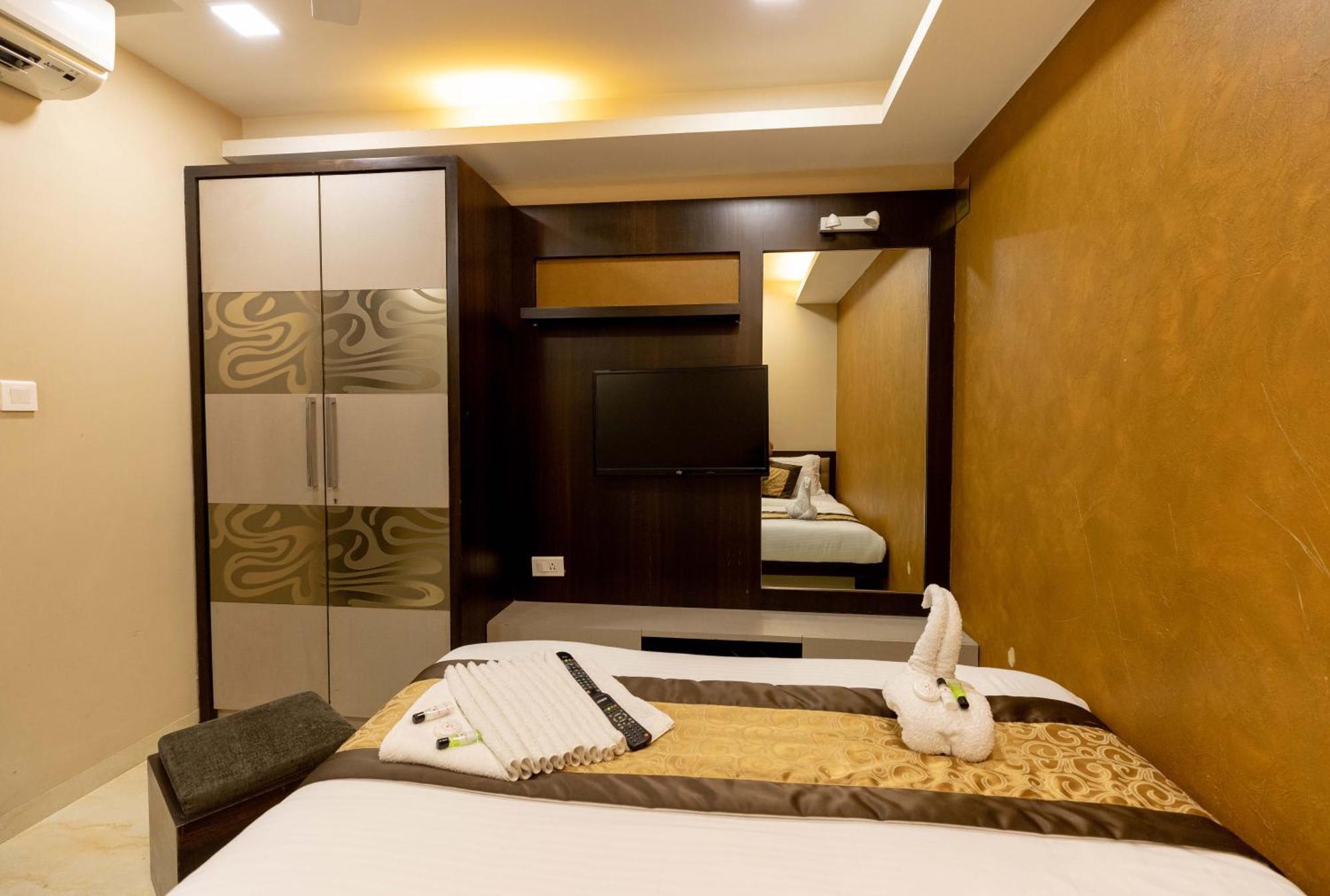 The Majlis Hotel - Colaba Bombay Esterno foto
