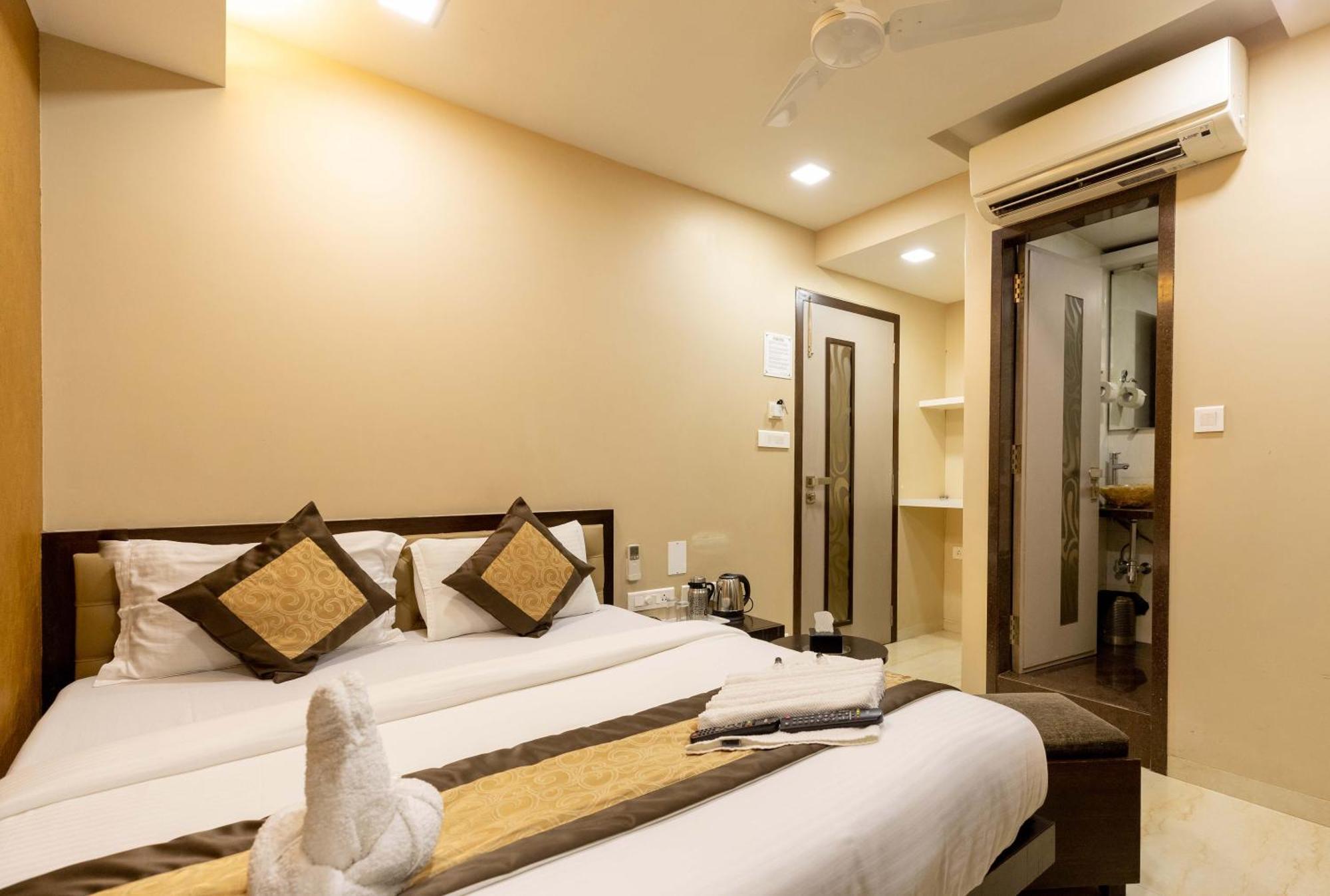 The Majlis Hotel - Colaba Bombay Esterno foto